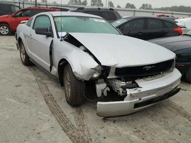 1ZVFT80N465129945 - 2006 FORD MUSTANG SILVER photo 1