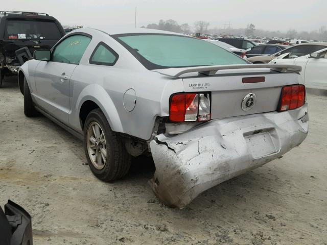 1ZVFT80N465129945 - 2006 FORD MUSTANG SILVER photo 3