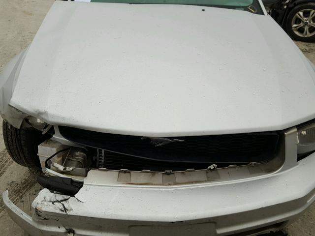 1ZVFT80N465129945 - 2006 FORD MUSTANG SILVER photo 7