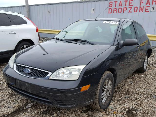 1FAFP31N77W154087 - 2007 FORD FOCUS ZX3 BLACK photo 2