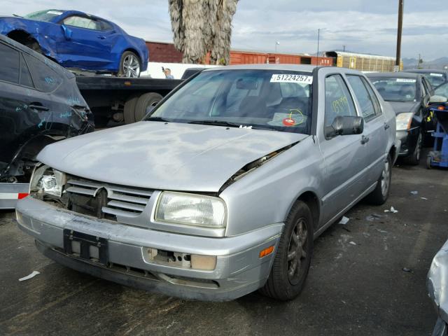 3VWSB81H2WM217476 - 1998 VOLKSWAGEN JETTA GLS SILVER photo 2