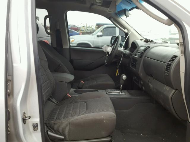 1N6AD07W27C447423 - 2007 NISSAN FRONTIER C SILVER photo 5