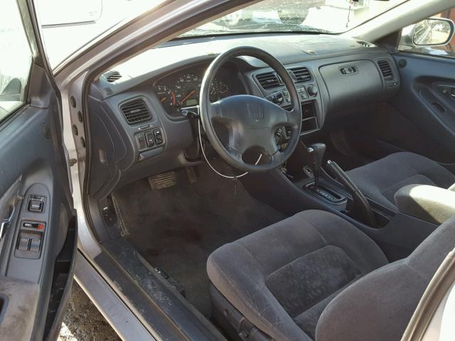 1HGCG3259XA027948 - 1999 HONDA ACCORD EX SILVER photo 9