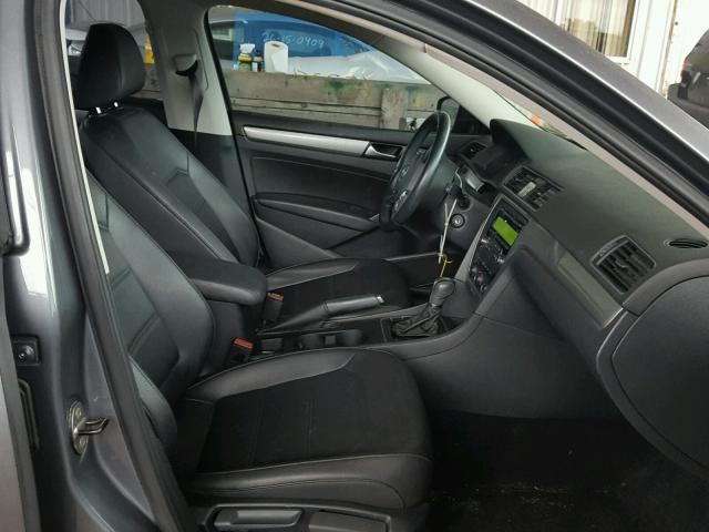 1VWAT7A31EC070798 - 2014 VOLKSWAGEN PASSAT S Grau Foto 5