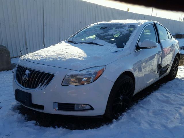 2G4GR5EKXC9156290 - 2012 BUICK REGAL WHITE photo 2