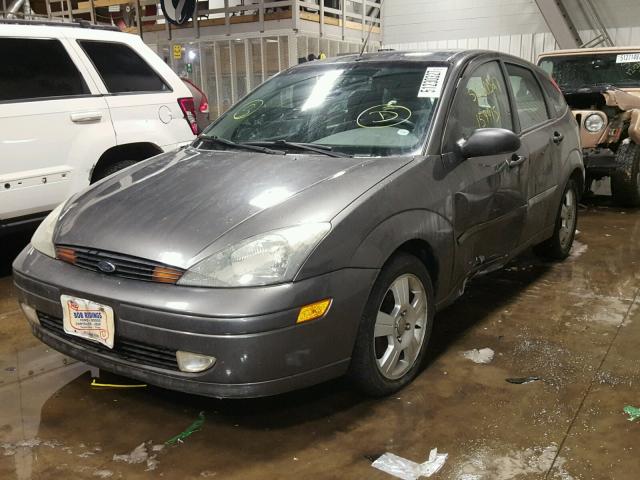 3FAFP37323R175299 - 2003 FORD FOCUS ZX5 GRAY photo 2