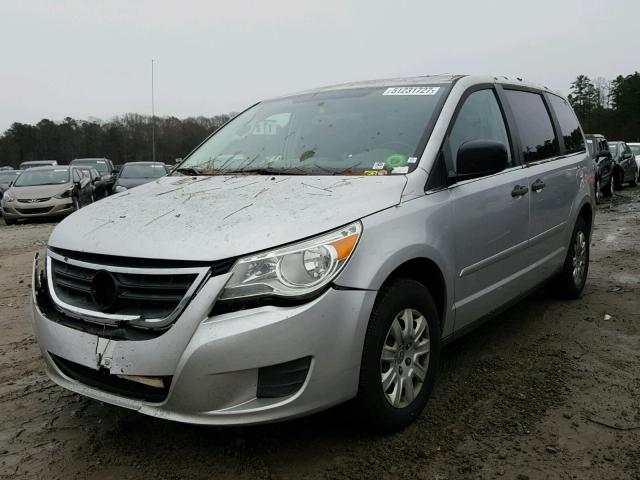 2V4RW4D19AR359926 - 2010 VOLKSWAGEN ROUTAN S SILVER photo 2