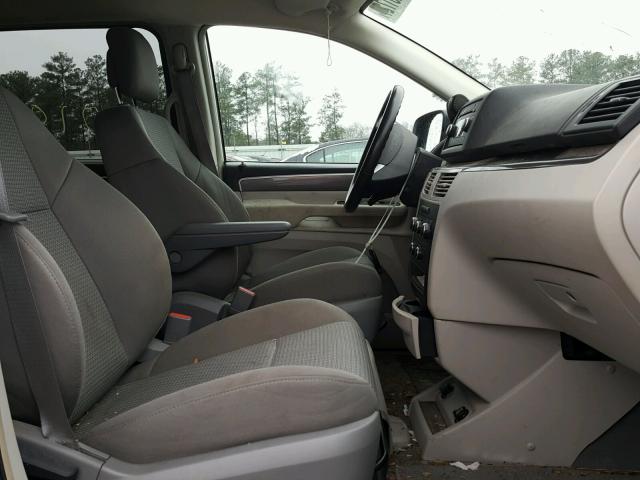 2V4RW4D19AR359926 - 2010 VOLKSWAGEN ROUTAN S SILVER photo 5