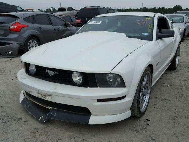 1ZVHT82H955135271 - 2005 FORD MUSTANG GT WHITE photo 2