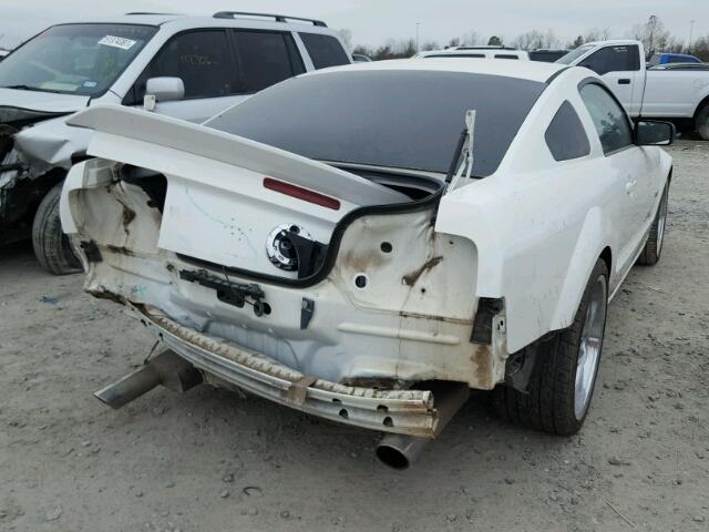 1ZVHT82H955135271 - 2005 FORD MUSTANG GT WHITE photo 4