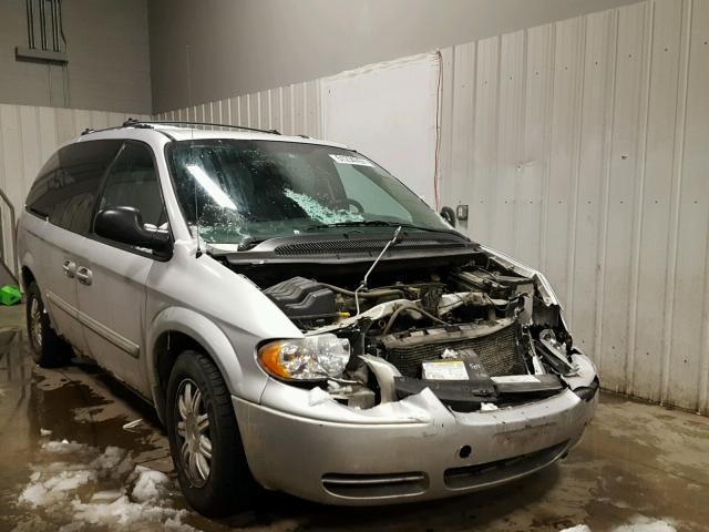 2C4GP54L65R208571 - 2005 CHRYSLER TOWN & COU GRAY photo 1