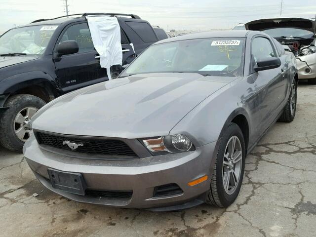 1ZVBP8AN5A5133478 - 2010 FORD MUSTANG GRAY photo 2