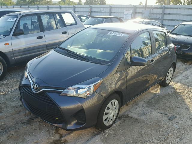 VNKKTUD36HA075570 - 2017 TOYOTA YARIS L GRAY photo 2