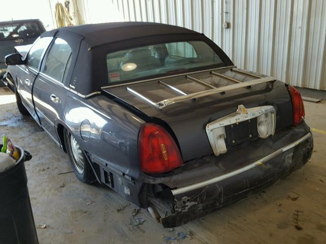 1LNHM82W0XY650851 - 1999 LINCOLN TOWN CAR S GRAY photo 3