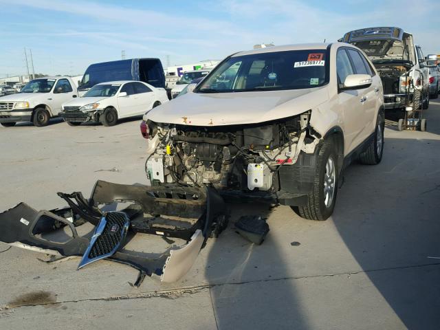 5XYKT3A18BG104046 - 2011 KIA SORENTO BA CREAM photo 2