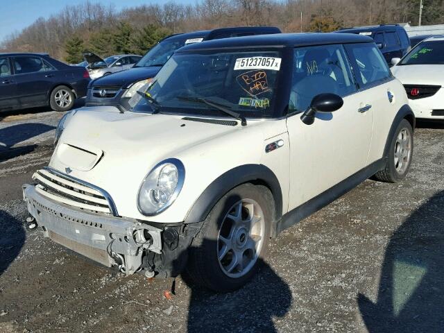 WMWRE33536TJ38203 - 2006 MINI COOPER S WHITE photo 2