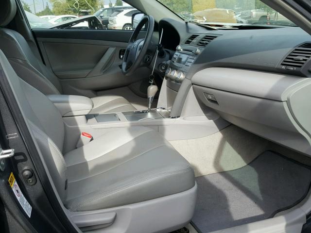 4T1BF3EK6AU032606 - 2010 TOYOTA CAMRY BASE GRAY photo 5