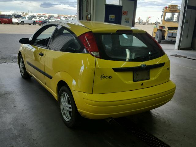 3FAFP31393R172361 - 2003 FORD FOCUS ZX3 YELLOW photo 3