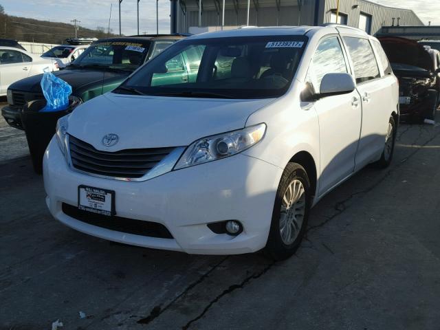 5TDYK3DCXDS357563 - 2013 TOYOTA SIENNA XLE WHITE photo 2