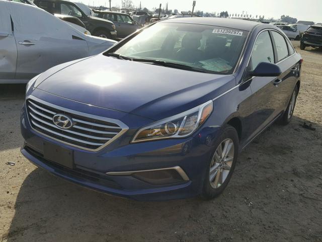 5NPE24AF0HH526623 - 2017 HYUNDAI SONATA SE BLUE photo 2