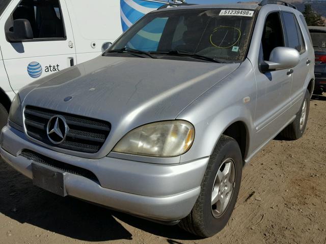 4JGAB54EXWA005075 - 1998 MERCEDES-BENZ ML 320 SILVER photo 2