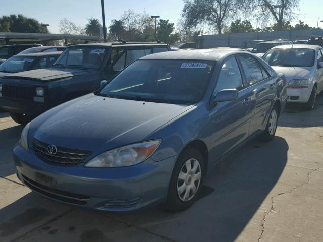 4T1BE32K73U701637 - 2003 TOYOTA CAMRY LE BLUE photo 2