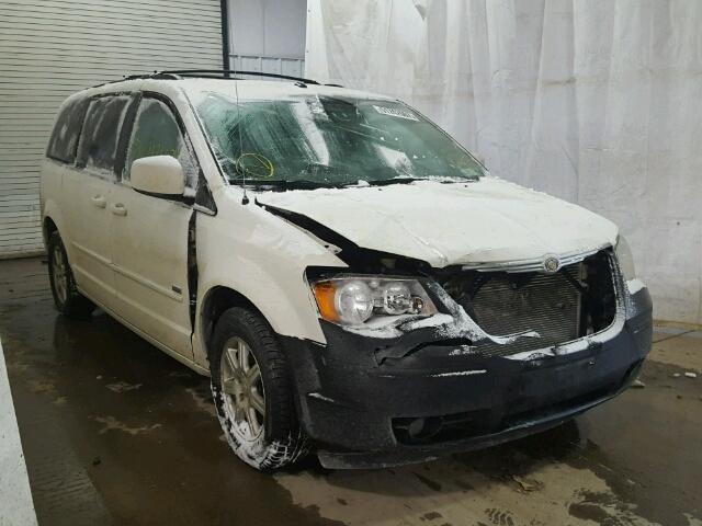 2A8HR54P78R830286 - 2008 CHRYSLER TOWN & COU WHITE photo 1