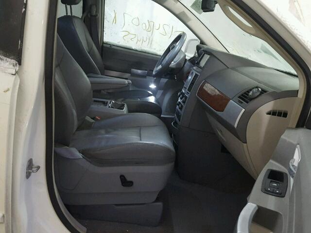 2A8HR54P78R830286 - 2008 CHRYSLER TOWN & COU WHITE photo 5