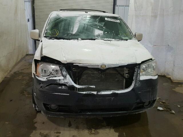 2A8HR54P78R830286 - 2008 CHRYSLER TOWN & COU WHITE photo 9