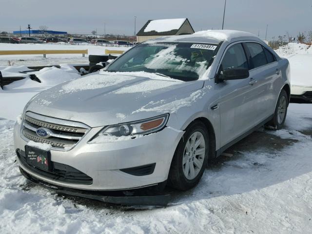 1FAHP2DW5CG112982 - 2012 FORD TAURUS SE SILVER photo 2