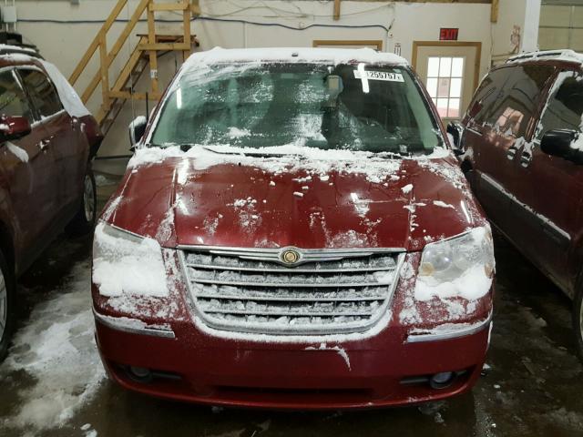 2A8HR64X58R143233 - 2008 CHRYSLER TOWN & COU MAROON photo 9