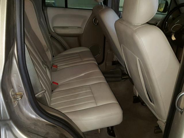 1J4GL38K65W561444 - 2005 JEEP LIBERTY RE BEIGE photo 6