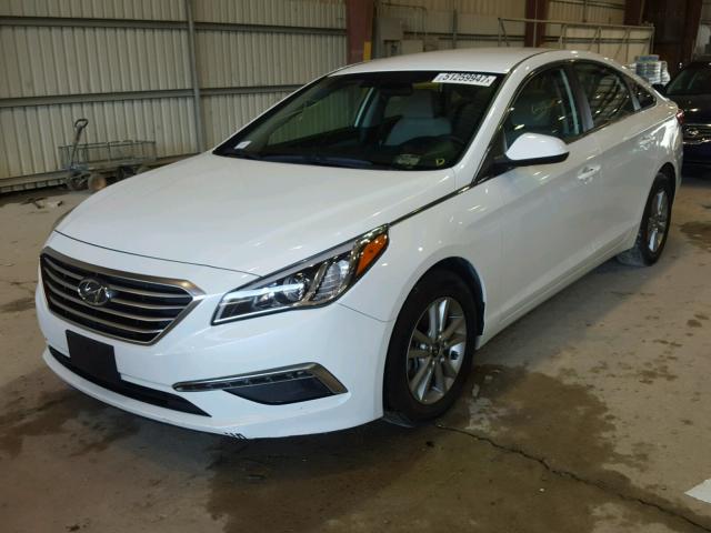 5NPE24AF0FH121696 - 2015 HYUNDAI SONATA SE WHITE photo 2