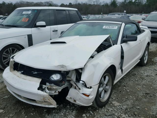 1ZVFT85H475321192 - 2007 FORD MUSTANG GT WHITE photo 2