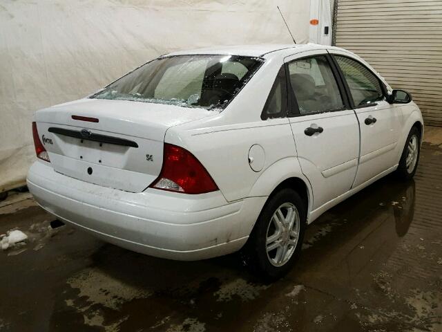 1FAFP34PXYW105111 - 2000 FORD FOCUS SE WHITE photo 4