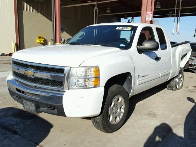 1GCSKSE31AZ196481 - 2010 CHEVROLET SILVERADO WHITE photo 2