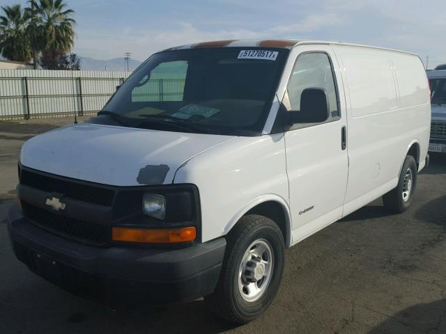 1GCGG25V851258651 - 2005 CHEVROLET EXPRESS G2 WHITE photo 2