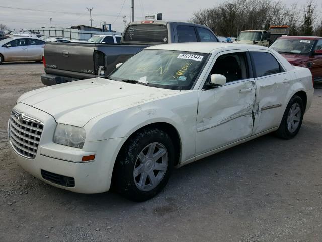 2C3JA53GX5H601012 - 2005 CHRYSLER 300 TOURIN WHITE photo 2