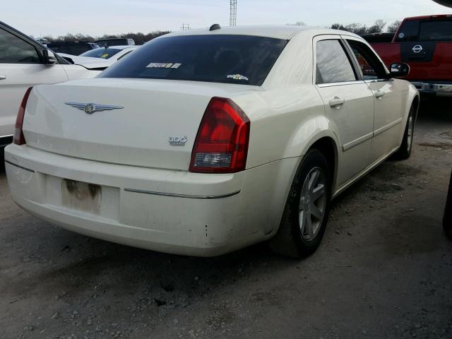 2C3JA53GX5H601012 - 2005 CHRYSLER 300 TOURIN WHITE photo 4