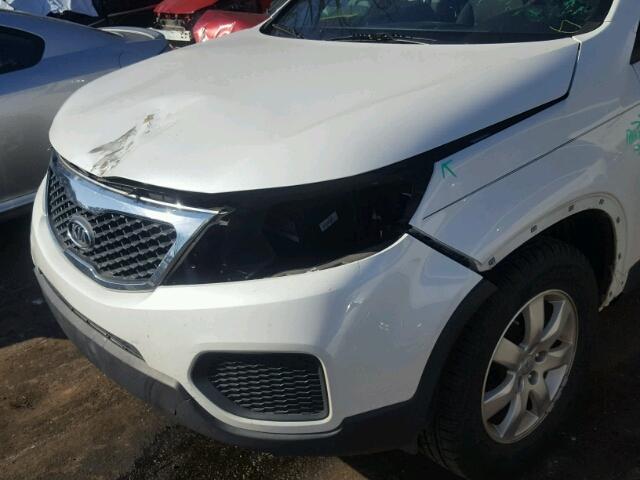 5XYKT4A29CG297081 - 2012 KIA SORENTO BA WHITE photo 9