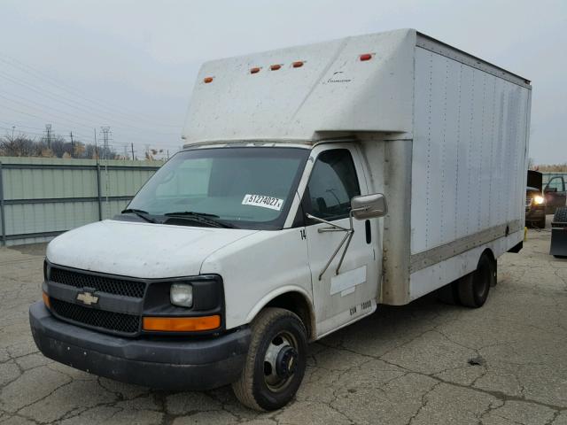 1GBJG31U241130787 - 2004 CHEVROLET EXPRESS G3 WHITE photo 2