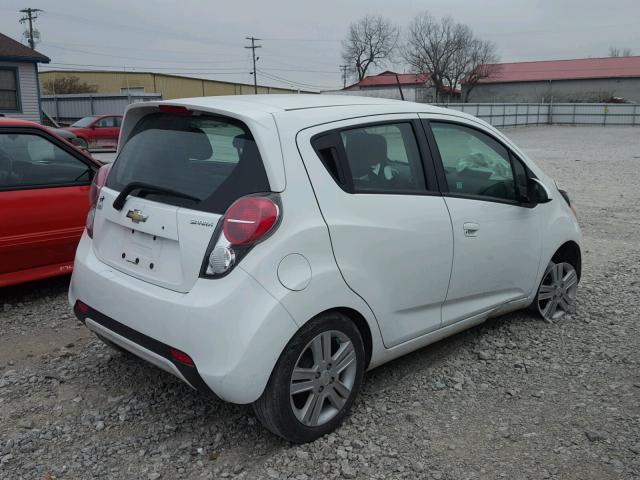 KL8CD6S93FC716326 - 2015 CHEVROLET SPARK 1LT Белый фото 4