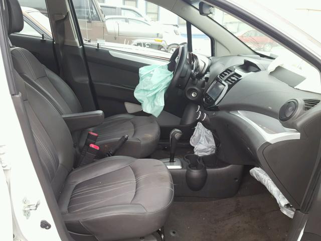 KL8CD6S93FC716326 - 2015 CHEVROLET SPARK 1LT Белый фото 5