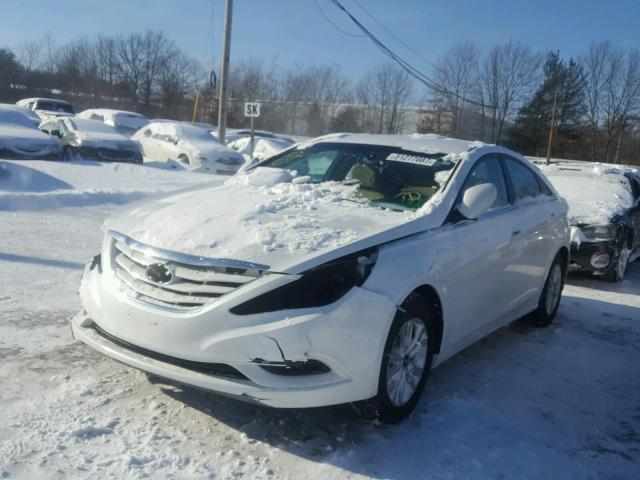 5NPEB4AC0DH753715 - 2013 HYUNDAI SONATA GLS WHITE photo 2