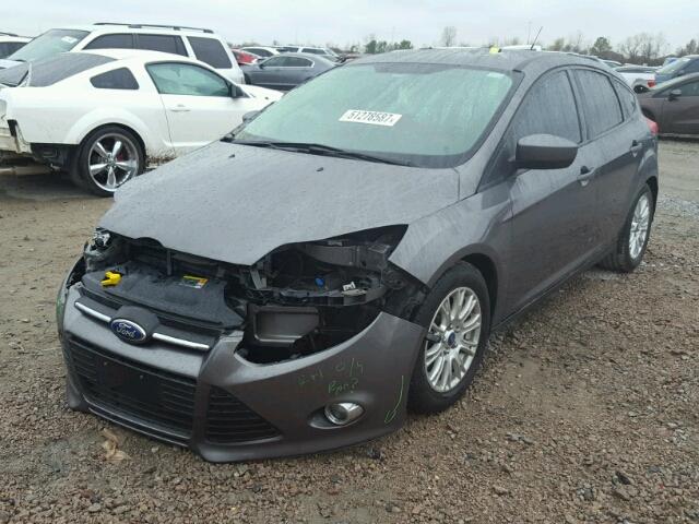 1FAHP3K25CL185735 - 2012 FORD FOCUS SE GRAY photo 2