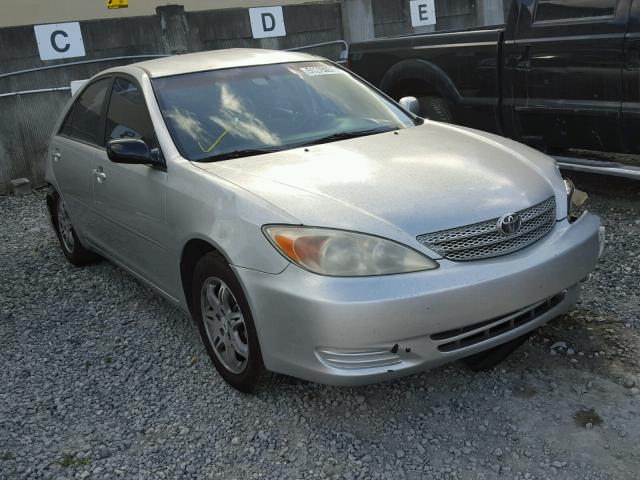 JTDBE32K220109203 - 2002 TOYOTA CAMRY LE SILVER photo 1