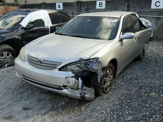 JTDBE32K220109203 - 2002 TOYOTA CAMRY LE SILVER photo 2