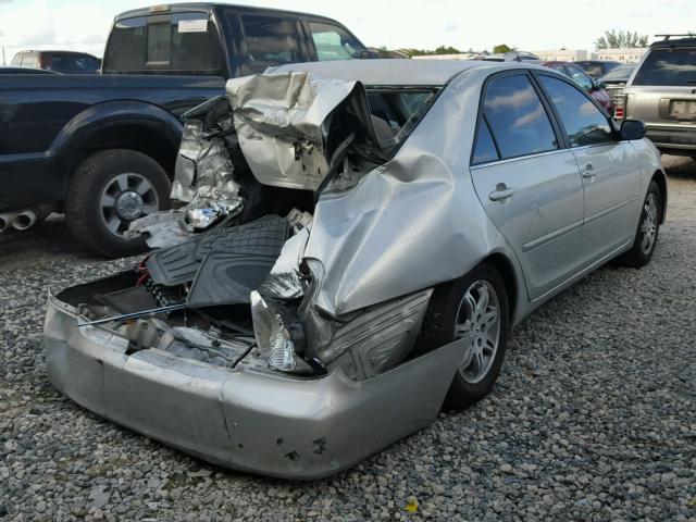 JTDBE32K220109203 - 2002 TOYOTA CAMRY LE SILVER photo 4