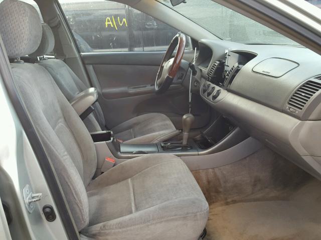 JTDBE32K220109203 - 2002 TOYOTA CAMRY LE SILVER photo 5