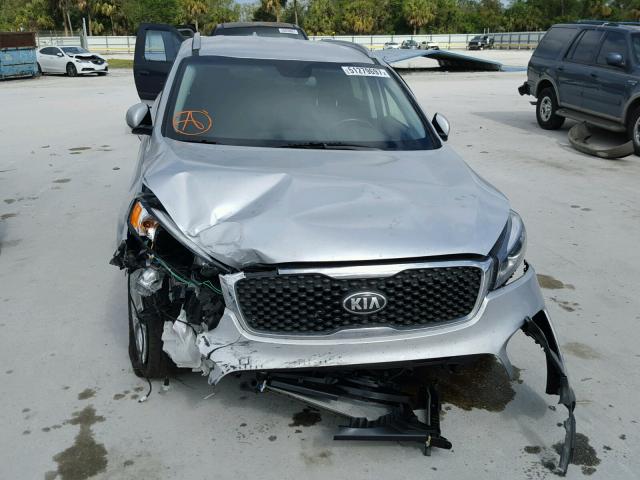 5XYPG4A33GG032682 - 2016 KIA SORENTO LX SILVER photo 9